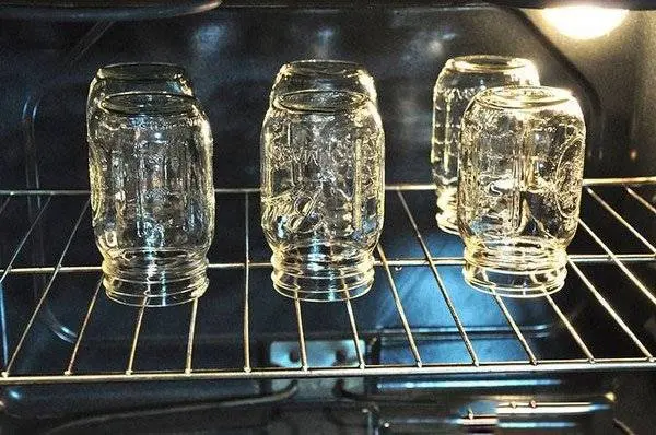 Sterilization of jars in an electric oven: temperature, mode