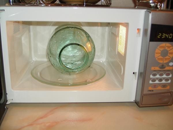 Sterilization of jars in the microwave: we prepare containers for preservation in a dry way and steam in a few minutes in a microwave oven