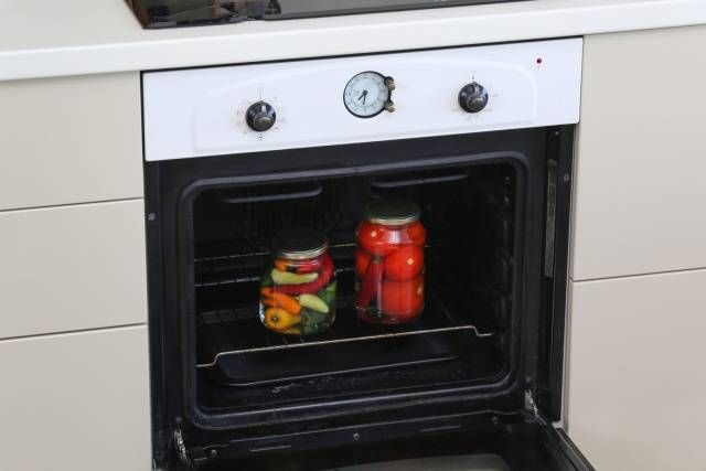 Sterilization of jars in the oven with blanks