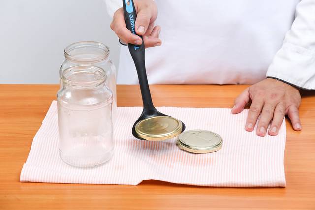 Sterilization of jars with boiling water 