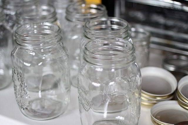 Sterilization of jars with boiling water 