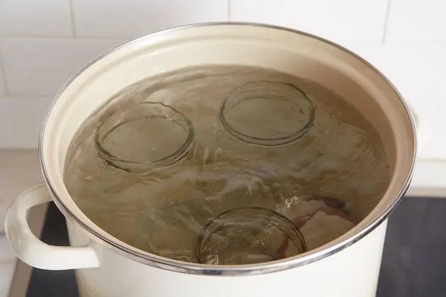 Sterilization of jars with boiling water 