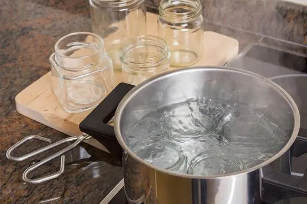 Sterilization of jars with boiling water 