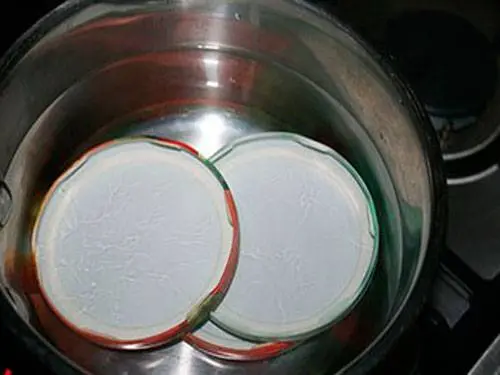 Sterilization of jars with boiling water 