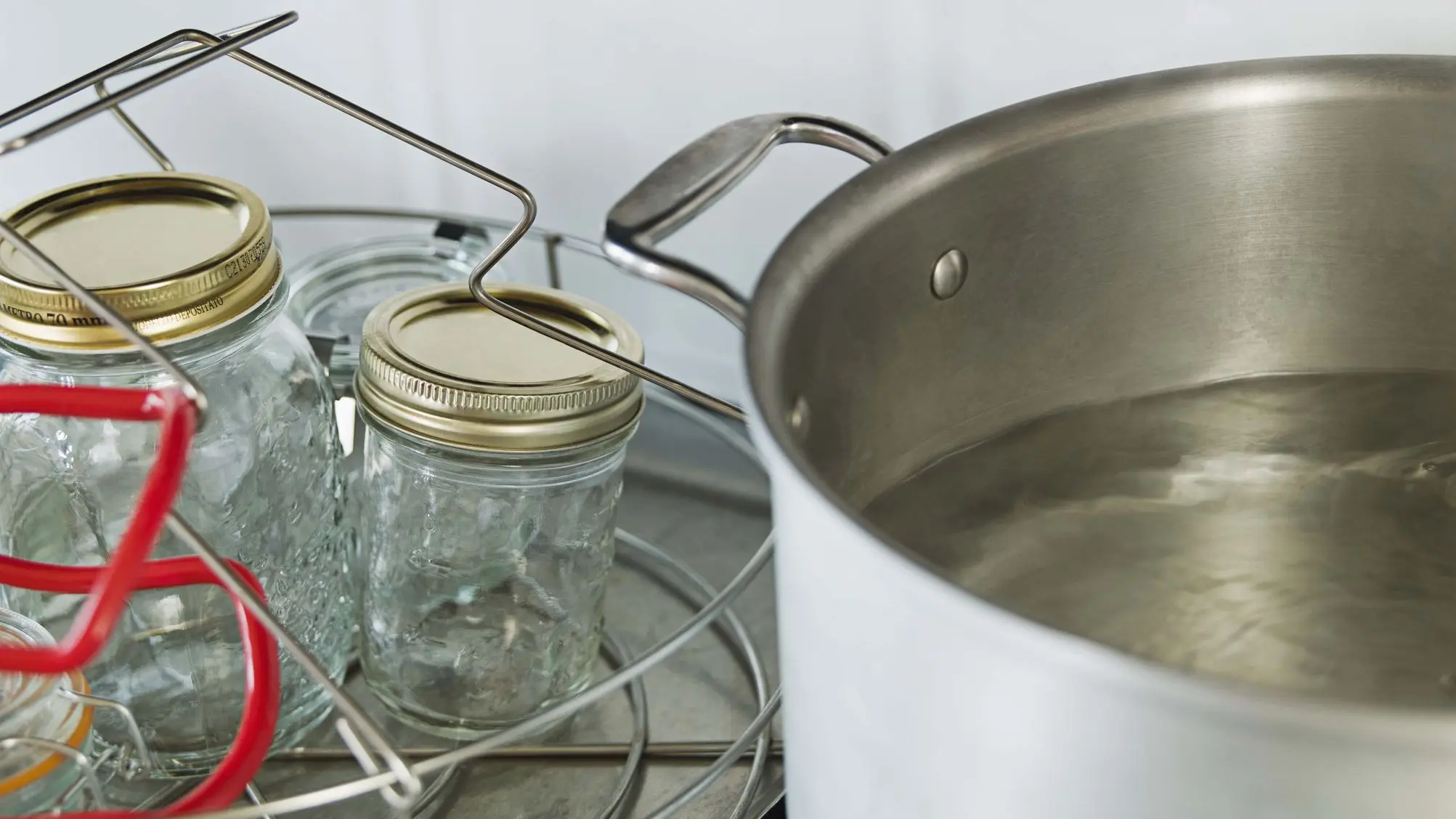 Sterilization of jars with boiling water 