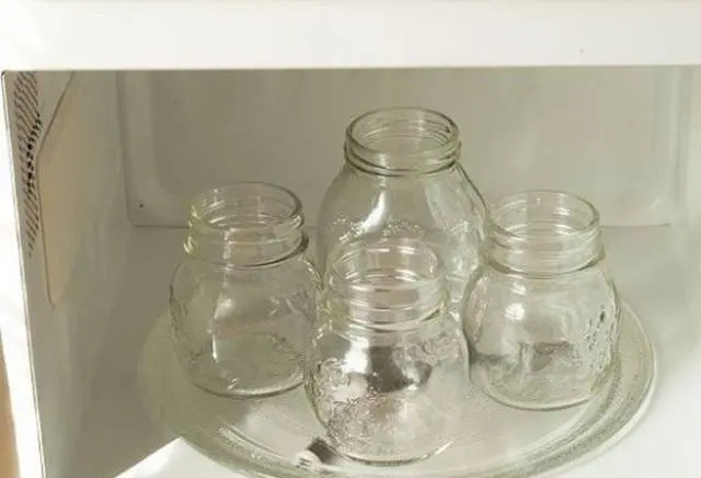 Sterilizing jars in the microwave