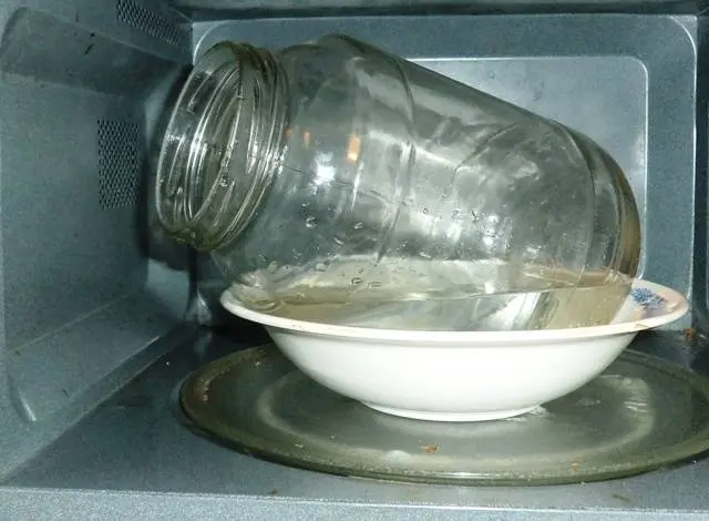 Sterilizing jars in the microwave