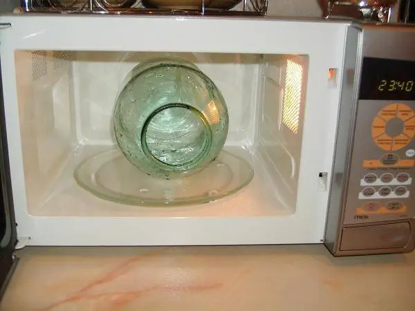 Sterilizing jars in the microwave