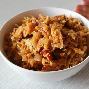 Stewed cabbage with meat and mushrooms: cooking recipes