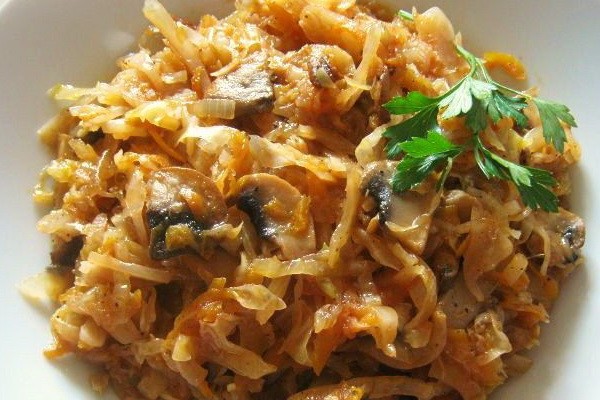 Stewed cabbage with meat and mushrooms: cooking recipes