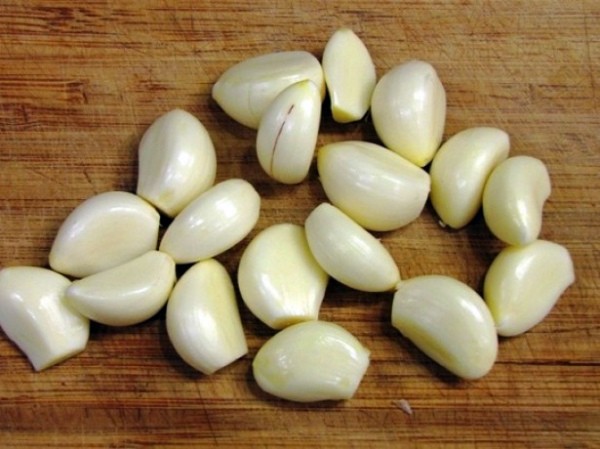 Storing garlic in glass jars is an effective way