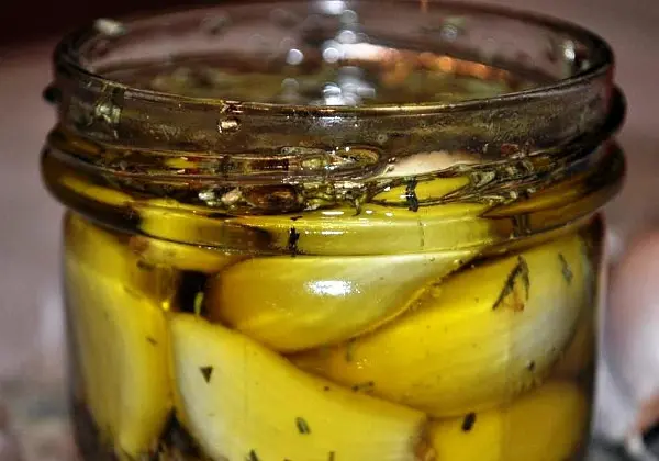 Storing garlic in glass jars is an effective way