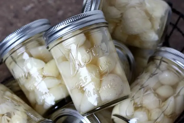 Storing garlic in glass jars is an effective way