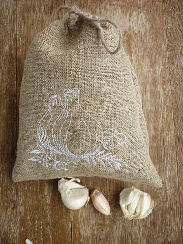 Storing winter garlic 