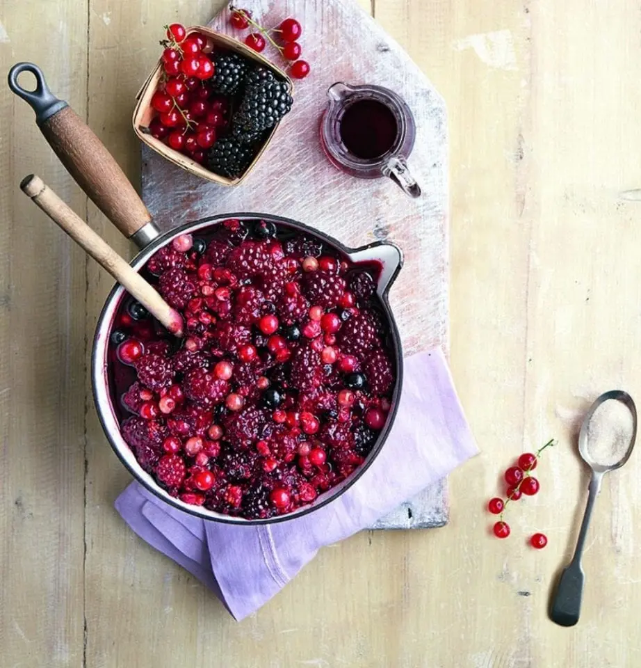 Strawberry and currant compote (black, red): recipes for the winter and for every day