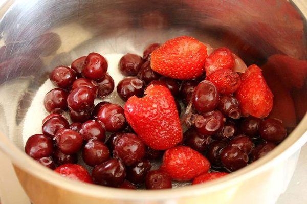 Strawberry compote: healthy harvesting of berries for the winter, delicious homemade recipes for a strawberry drink in jars, a slow cooker