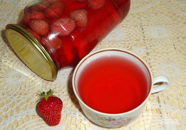 Strawberry compote: healthy harvesting of berries for the winter, delicious homemade recipes for a strawberry drink in jars, a slow cooker