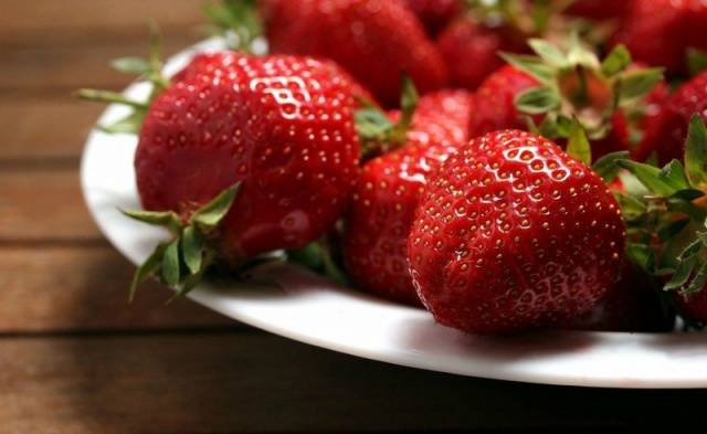 Strawberry diseases: photo, description and treatment