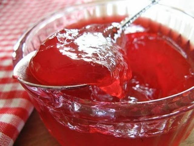 Strawberry jam with gelatin