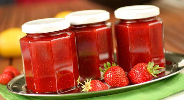 Strawberry jam with gelatin