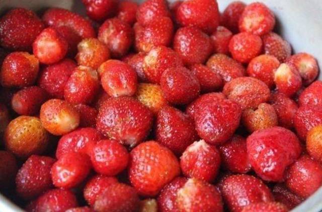 Strawberry jam with gelatin