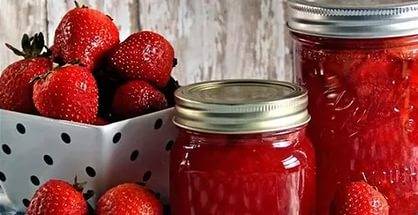 Strawberry jam with gelatin