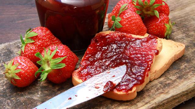 Strawberry jam with gelatin