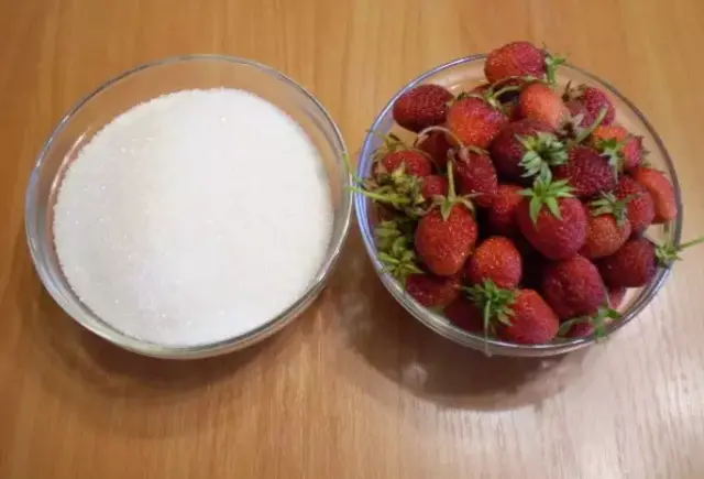 Strawberry jam without cooking