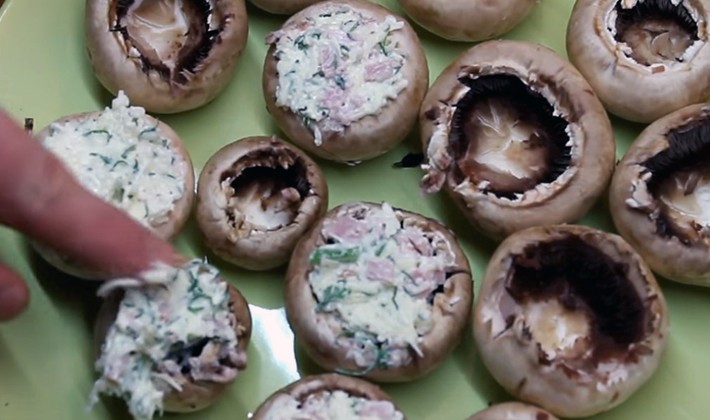 Stuffed champignons: appetizer recipes