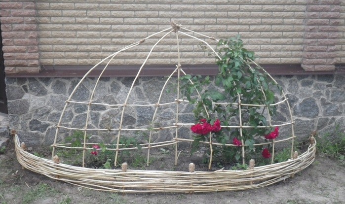 Supports for climbing roses: we decorate the garden with our own hands