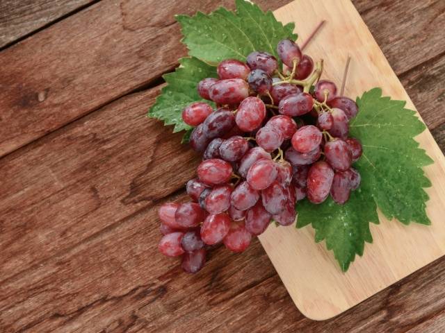 Taifi grape variety: pink, white