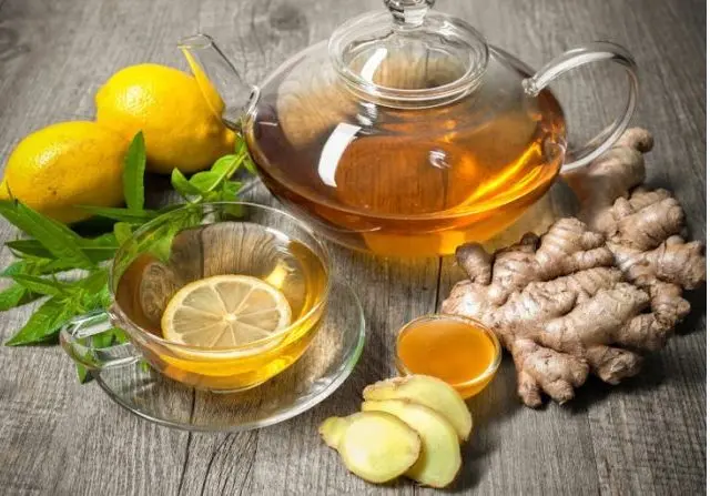 Tea with honey and lemon for colds, at a temperature