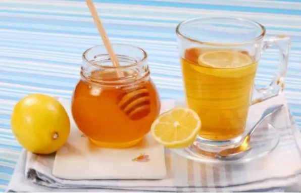 Tea with honey and lemon for colds, at a temperature