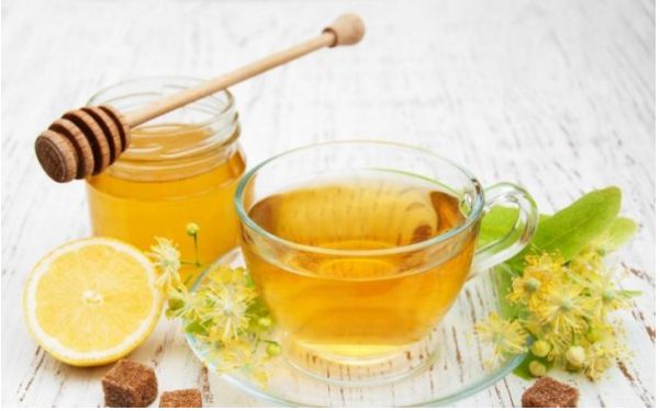 Tea with honey and lemon for colds, at a temperature