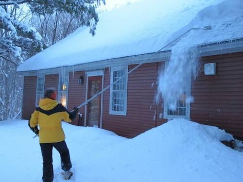 Telescopic shovel for removing snow from the roof