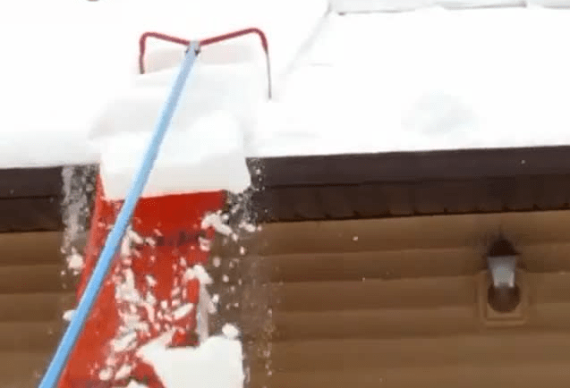 Telescopic shovel for removing snow from the roof