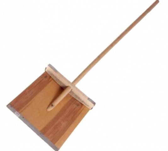 Telescopic snow scraper