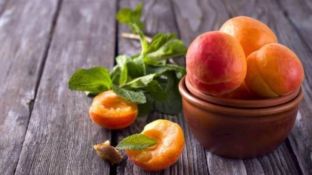 The benefits of apricots for the human body: men, women, pregnant women