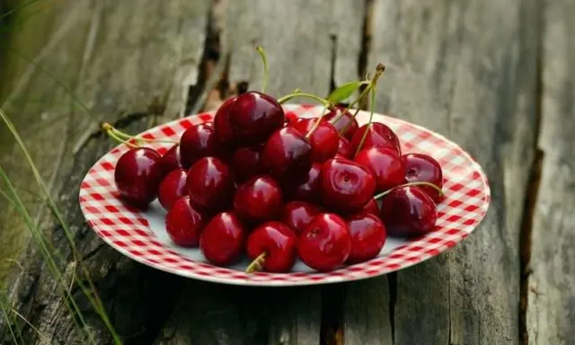 The benefits of cherries during pregnancy and breastfeeding: vitamin content, what are the benefits of fresh, frozen berries