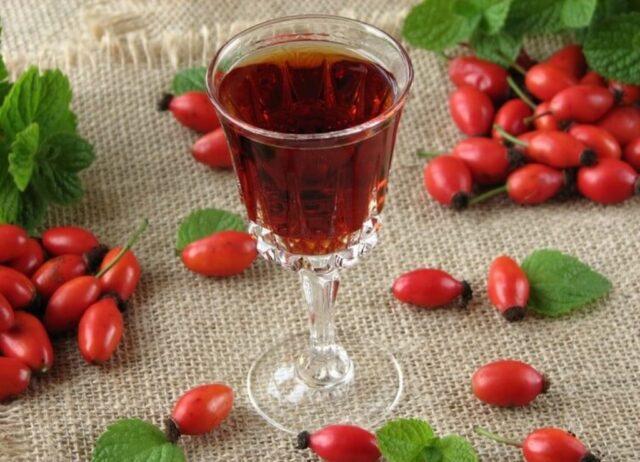 The benefits of rosehip tincture and contraindications for use