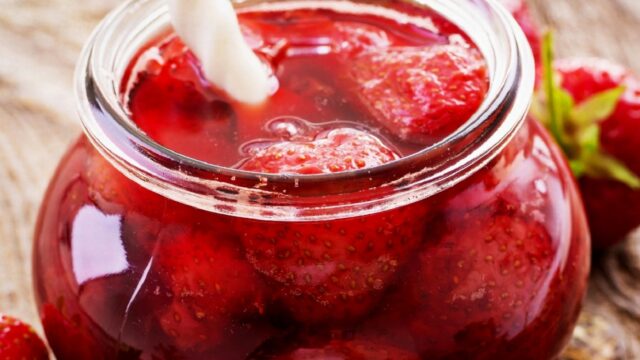 The best and simple strawberry confiture recipes for the winter