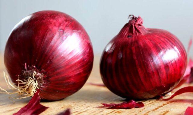 The difference between red onions and ordinary onions and white