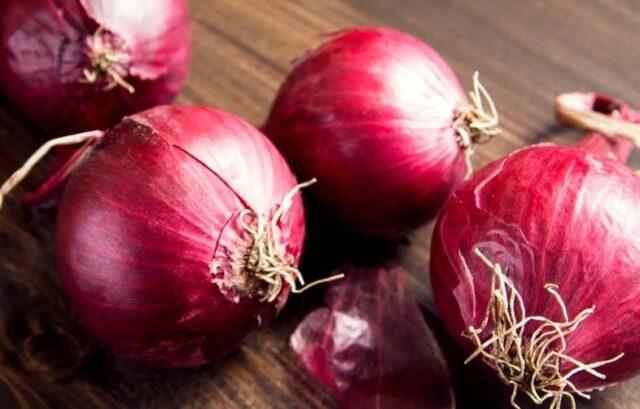 The difference between red onions and ordinary onions and white