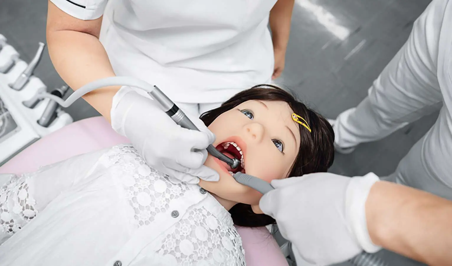 The hominid robot will help young dentists