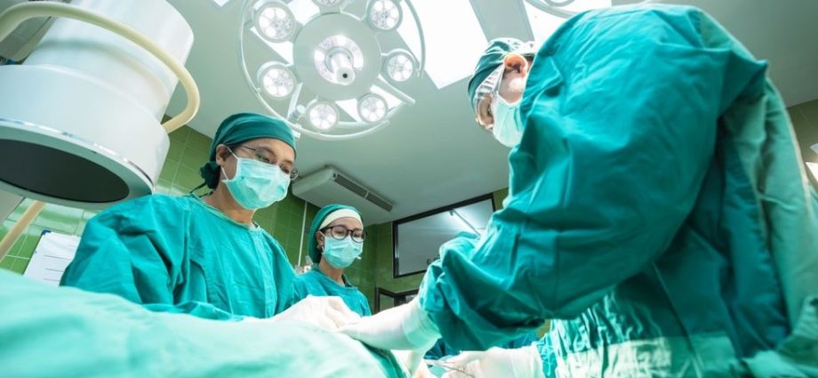 &#8220;The hunger is gone, the thirst is gone, and the bladder &#8230; is capacious&#8221;. How do surgeons cope with long operations?