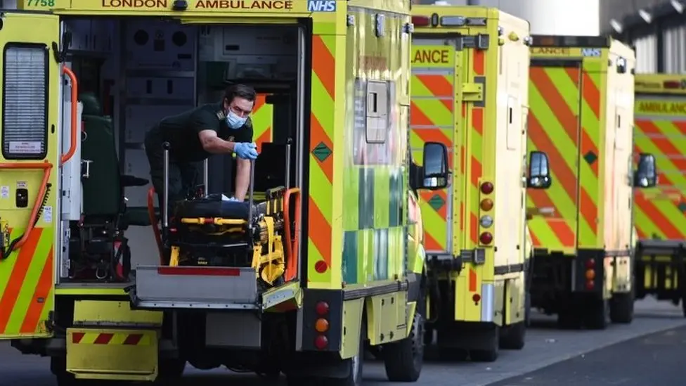 The queue of ambulances in front of the emergency department. &#8220;Warsaw hospitals are inefficient&#8221;