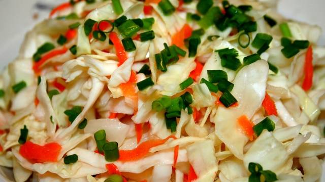 The recipe for homemade pickled cabbage is very tasty