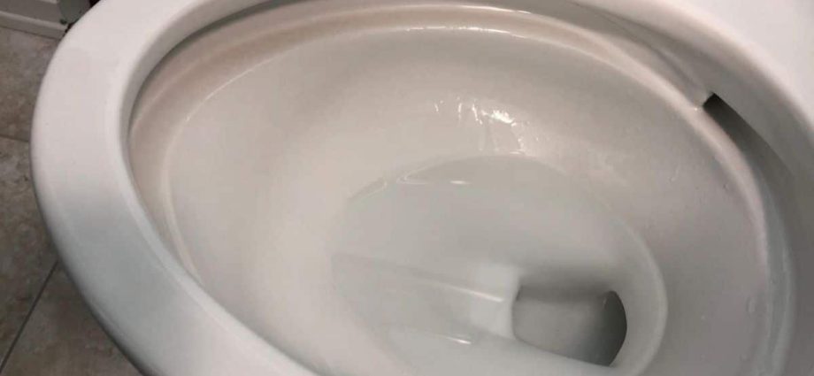 The simplest hydration test &#8211; check the toilet bowl