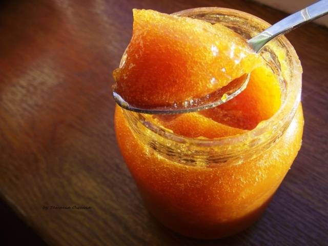 Thick apricot jam