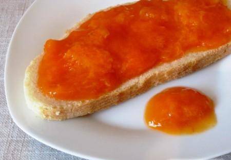 Thick apricot jam